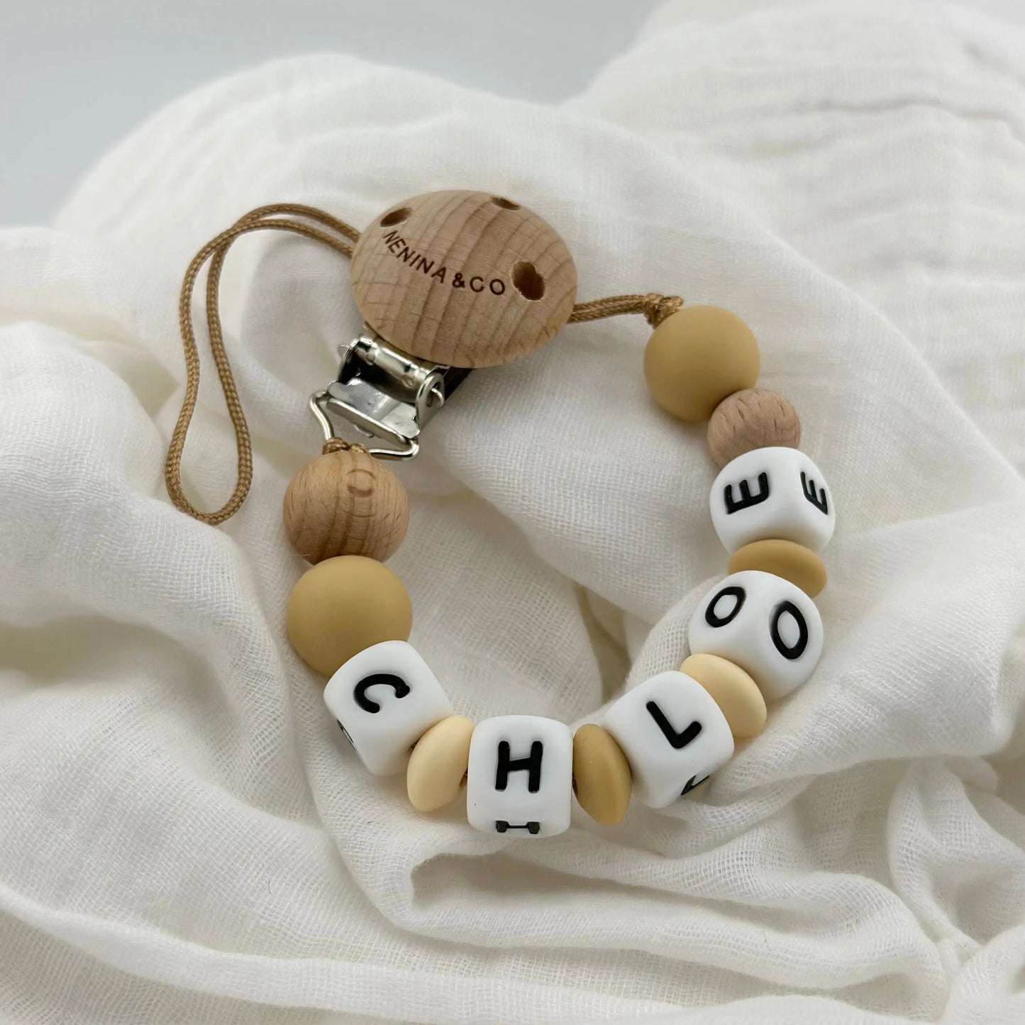 Chupetero Personalizado Beige con Nombre en Silicona Orgánica | Nenina & Co 