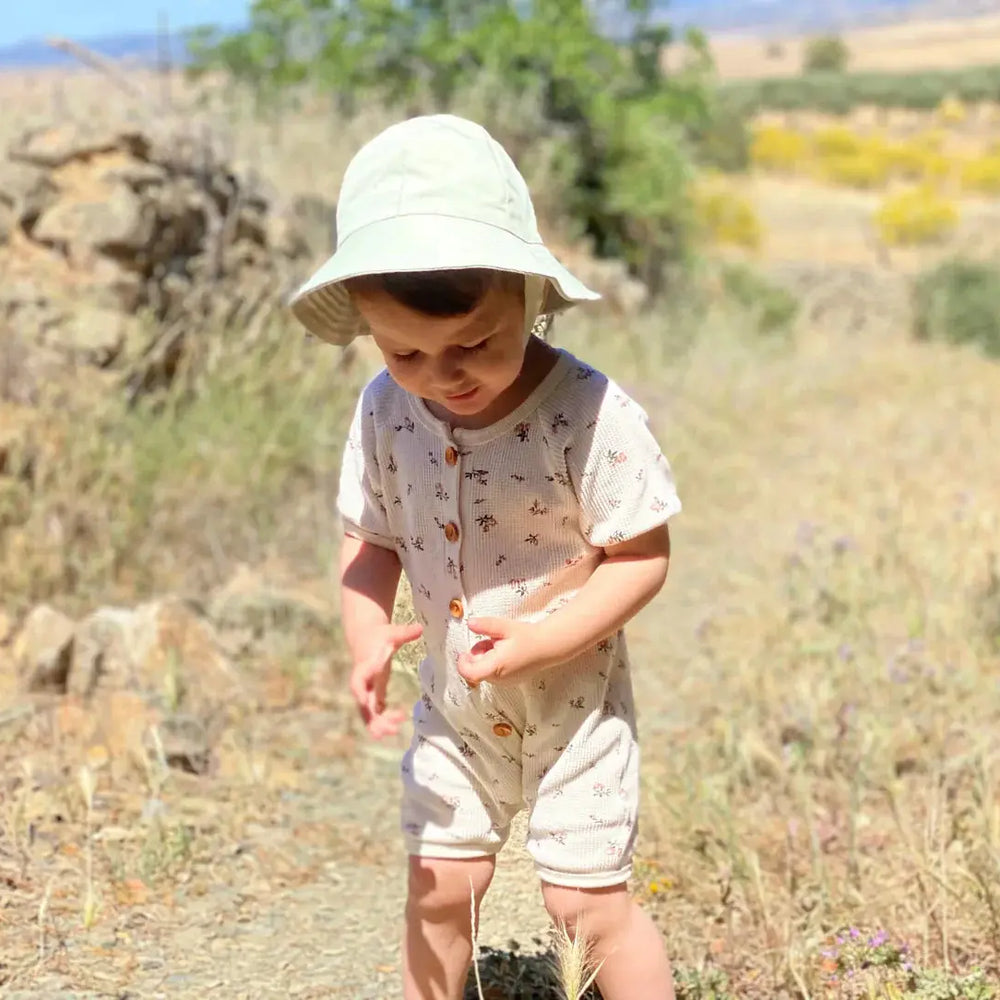 
                  
                    Gorro para el Sol Oliva Nenina & Co - Hecho de Algodón Orgánico | Protección Solar y Estilo 
                  
                