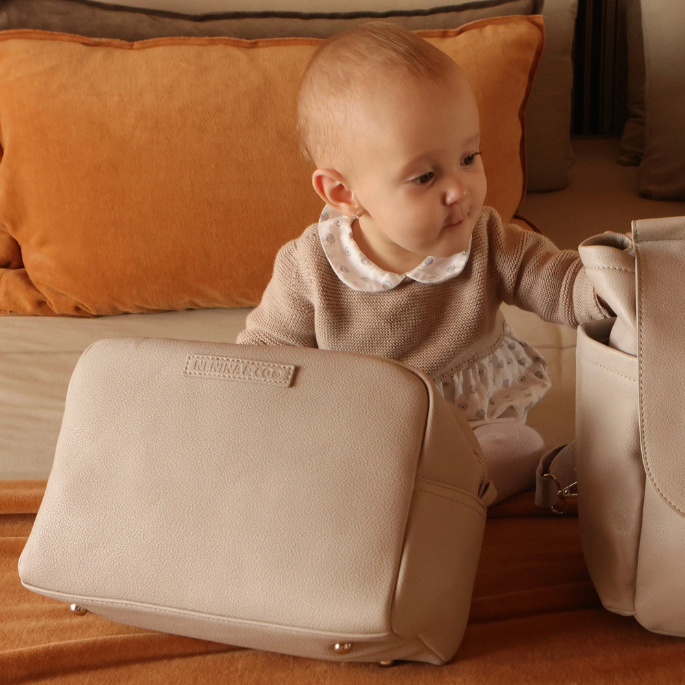 
                  
                    KIT NACIMIENTO Portadocumento + Guardachupete + Neceser + Cambiador + Bolso maternal + Chupete Classic Breat Nenina & Co 
                  
                
