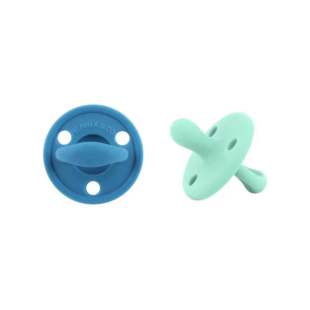 
                  
                    Kit 2 Chupetes Clásicos para Bebé Blue y Mint | Silicona Orgánica Nenina & Co 
                  
                