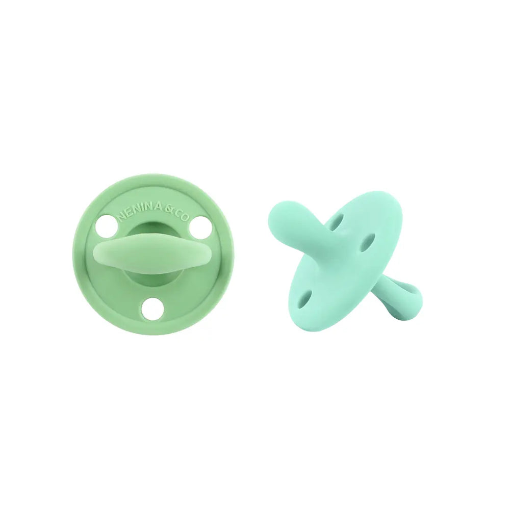 
                  
                    Kit 2 Chupetes Clásicos para Bebé Oliva y Mint | Silicona Orgánica Nenina & Co 
                  
                