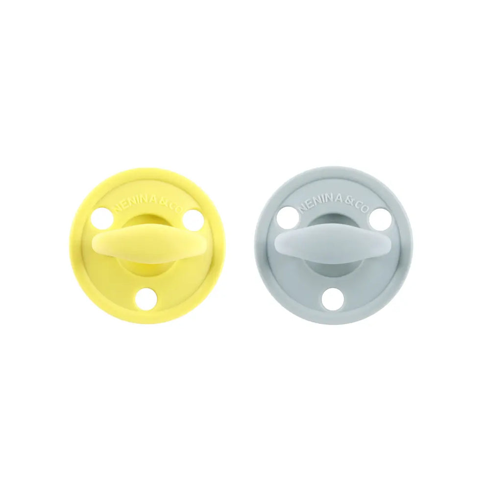 
                  
                    Kit 2 Chupetes Clásicos para Bebé Amarillo y Gris | Silicona Orgánica Nenina & Co 
                  
                