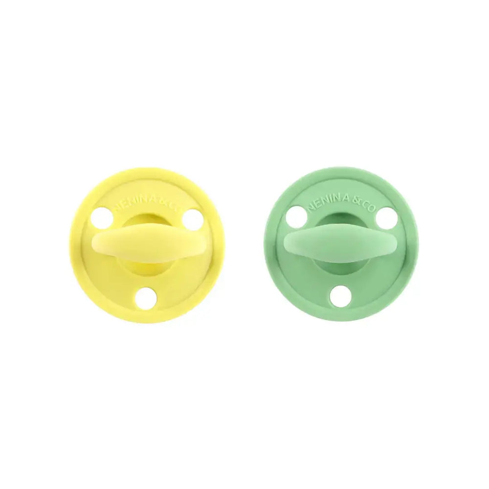 
                  
                    Kit 2 Chupetes Clásicos para Bebé Amarillo y Oliva | Silicona Orgánica Nenina & Co 
                  
                