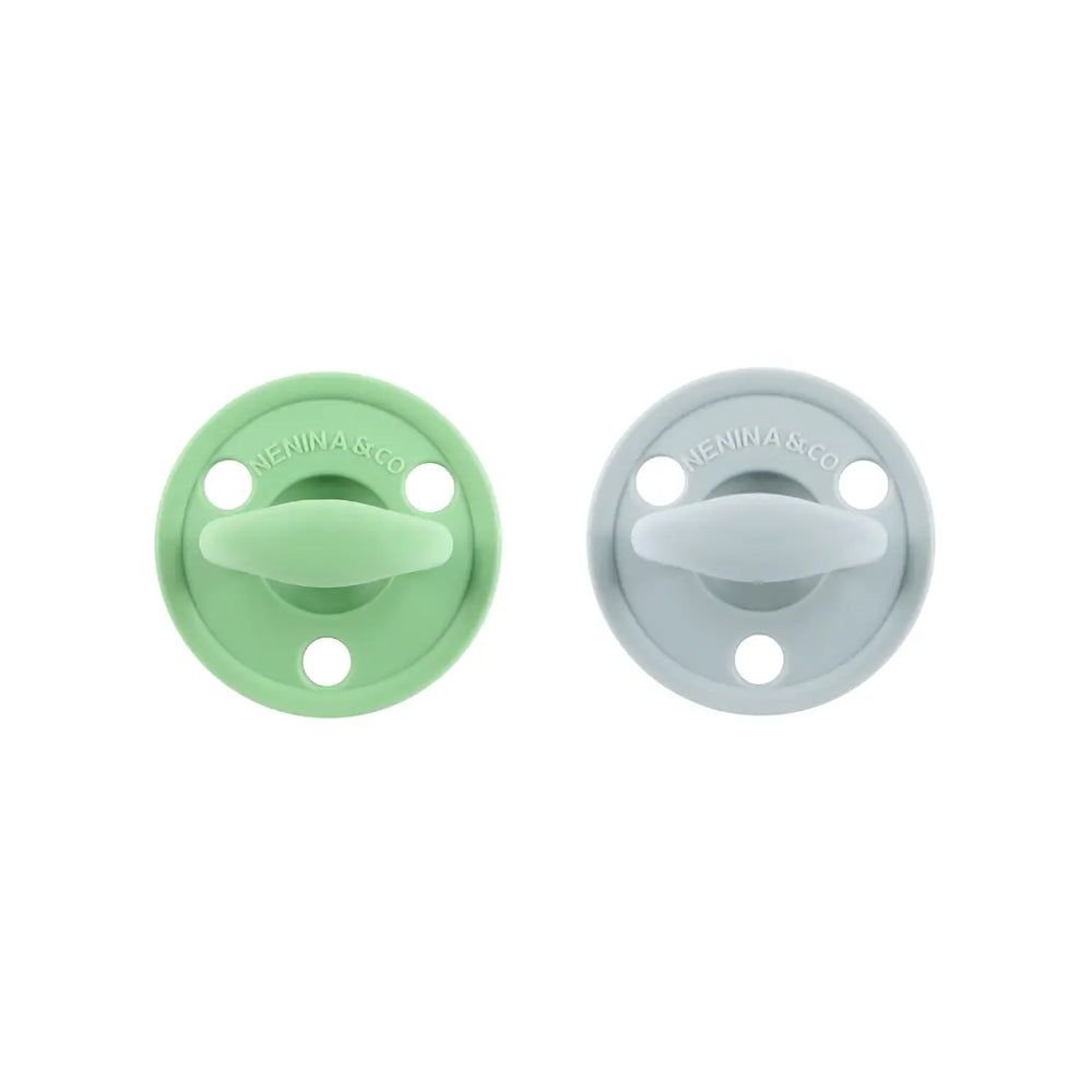 
                  
                    Kit 2 Chupetes Clásicos para Bebé  Oliva y Gris | Silicona Orgánica Nenina & Co 
                  
                