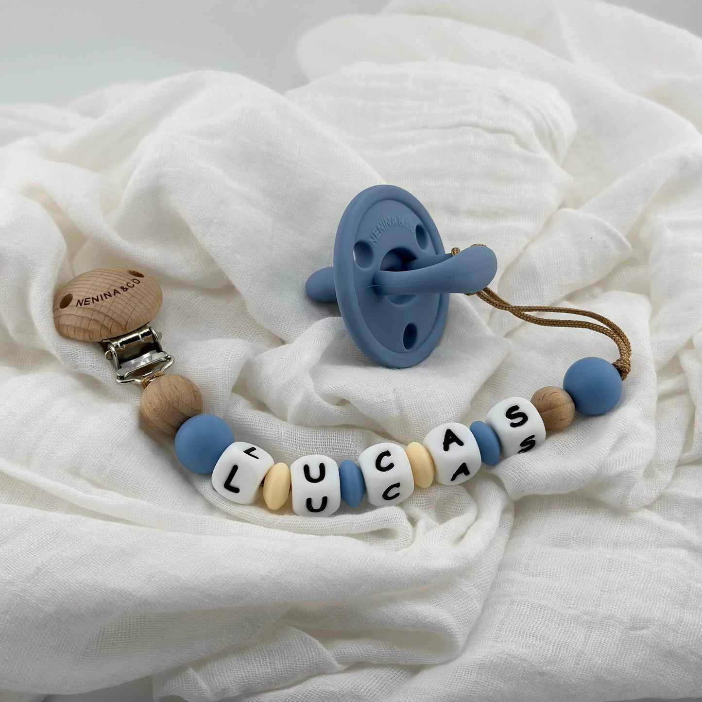 Kit Chupete Clásico Dusty Blue de Silicona + Chupetero Personalizado, Guardachupetes y Biberón Maternal | Nenina & Co 