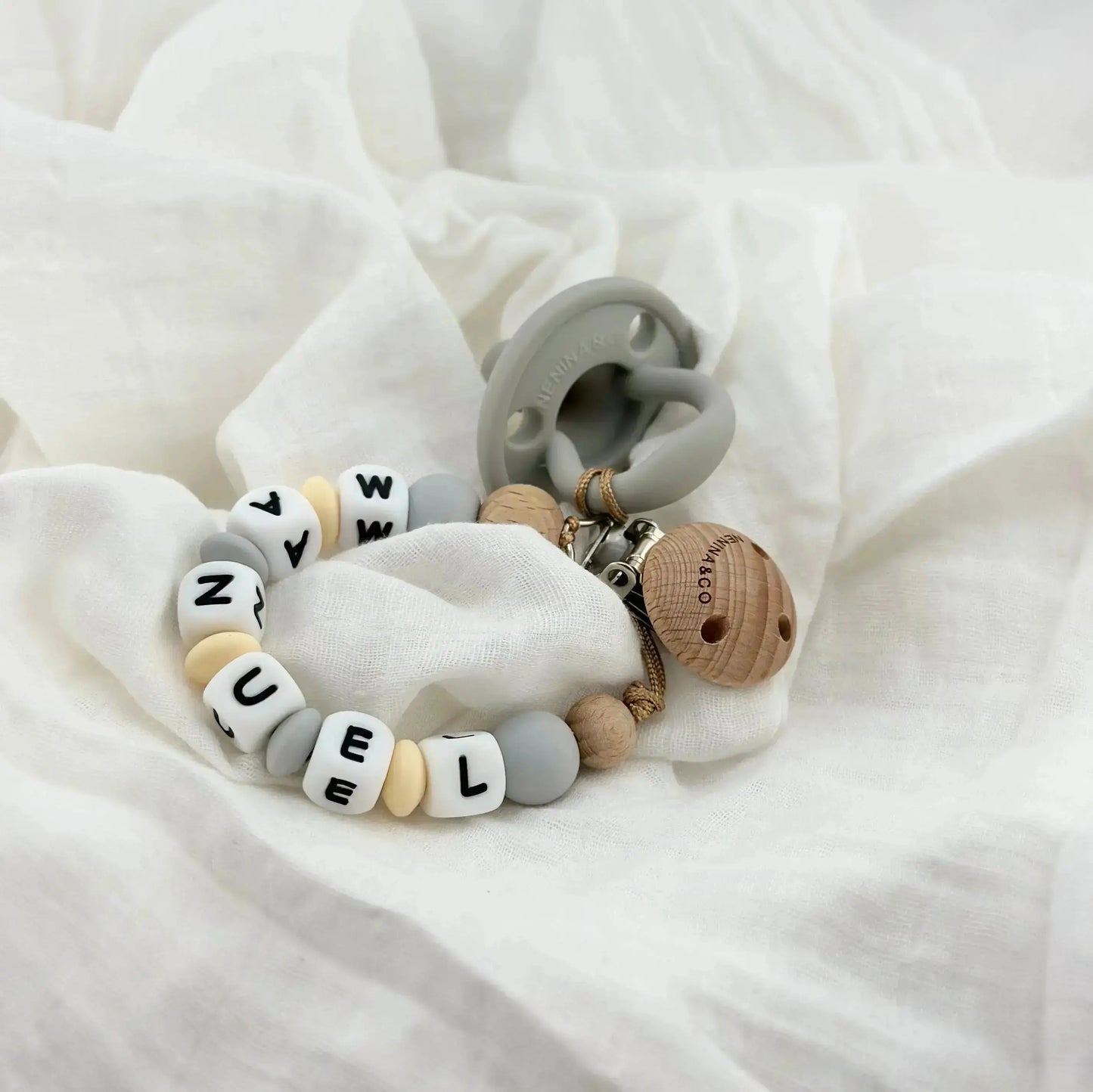 Kit Chupete Clásico Gris de Silicona + Chupetero Personalizado, Guardachupetes y Biberón Maternal | Nenina & Co 