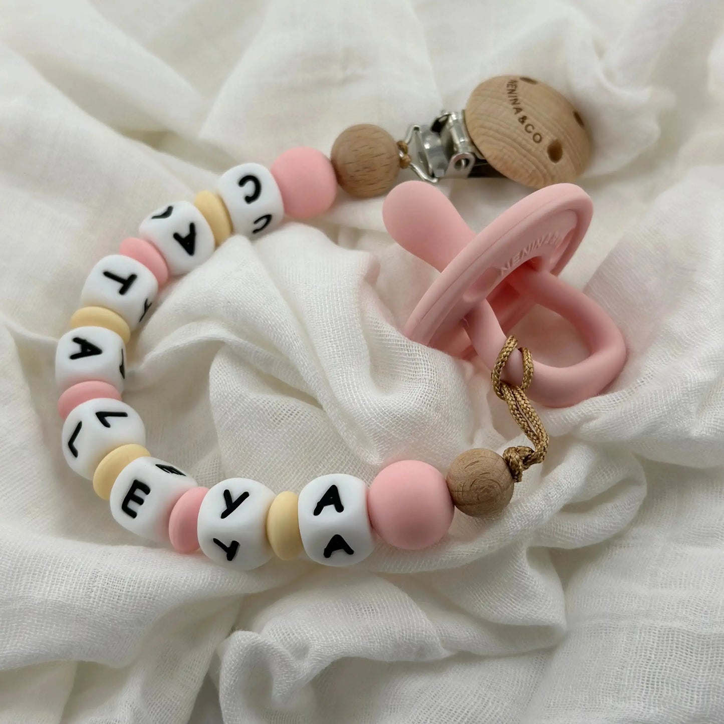 Kit Chupete Clásico Rosa Pálido de Silicona + Chupetero Personalizado, Guardachupetes y Biberón Maternal | Nenina & Co. 