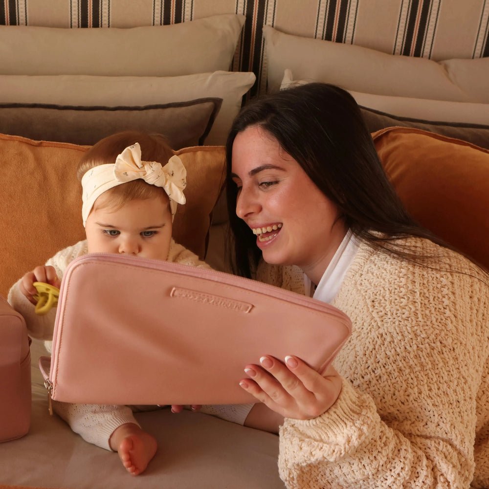 
                  
                    Portadocumentos Bebé Eco piel MIREM By Nenina & Co Rosa Pálido 
                  
                