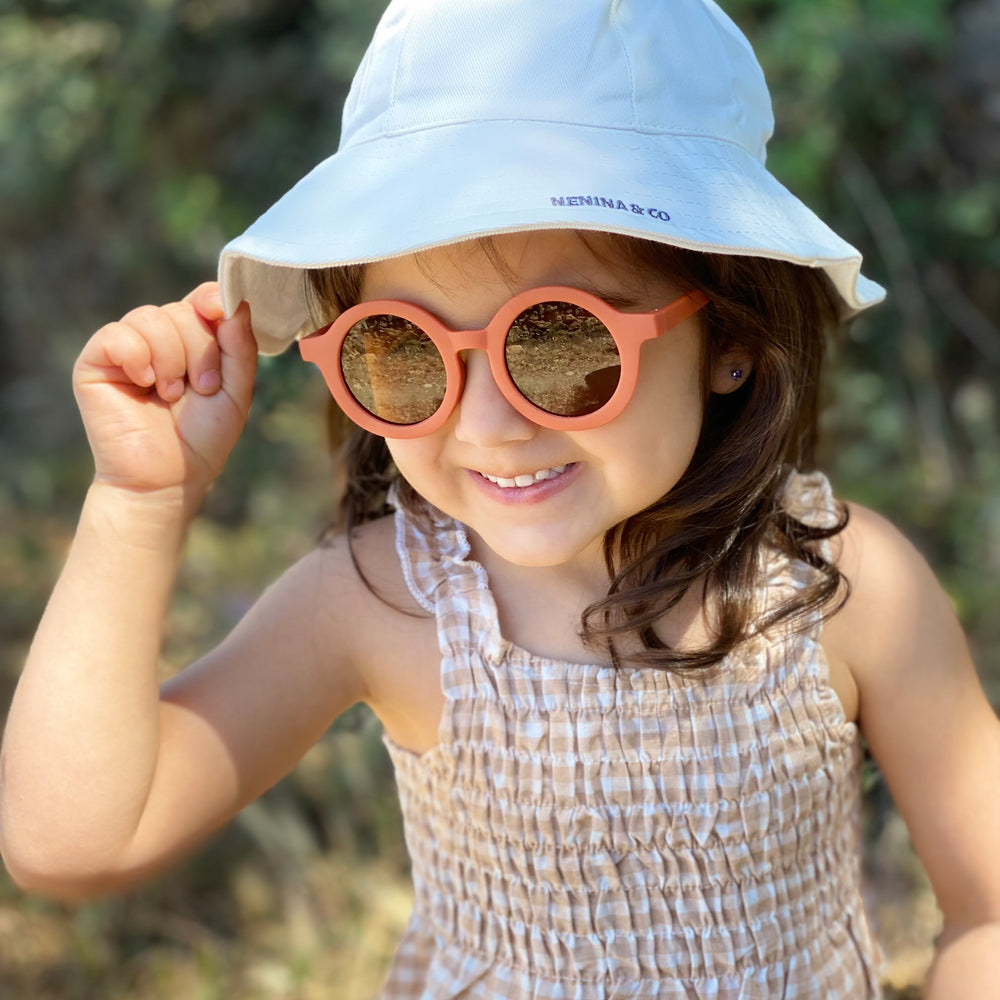 
                  
                    Occhiali da sole arancioni sostenibili per bambini Nenina &amp; Co 
                  
                