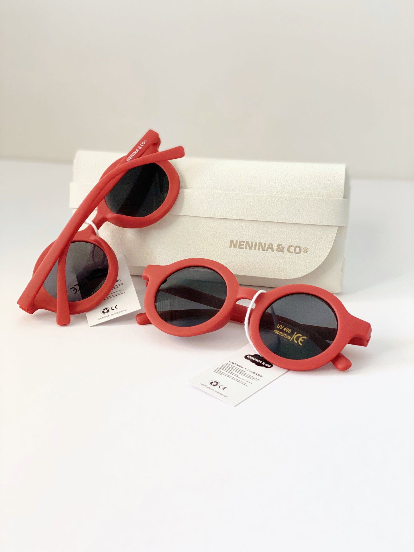 
                  
                    Óculos de sol vermelhos sustentáveis ​​Nenina &amp; Co 
                  
                