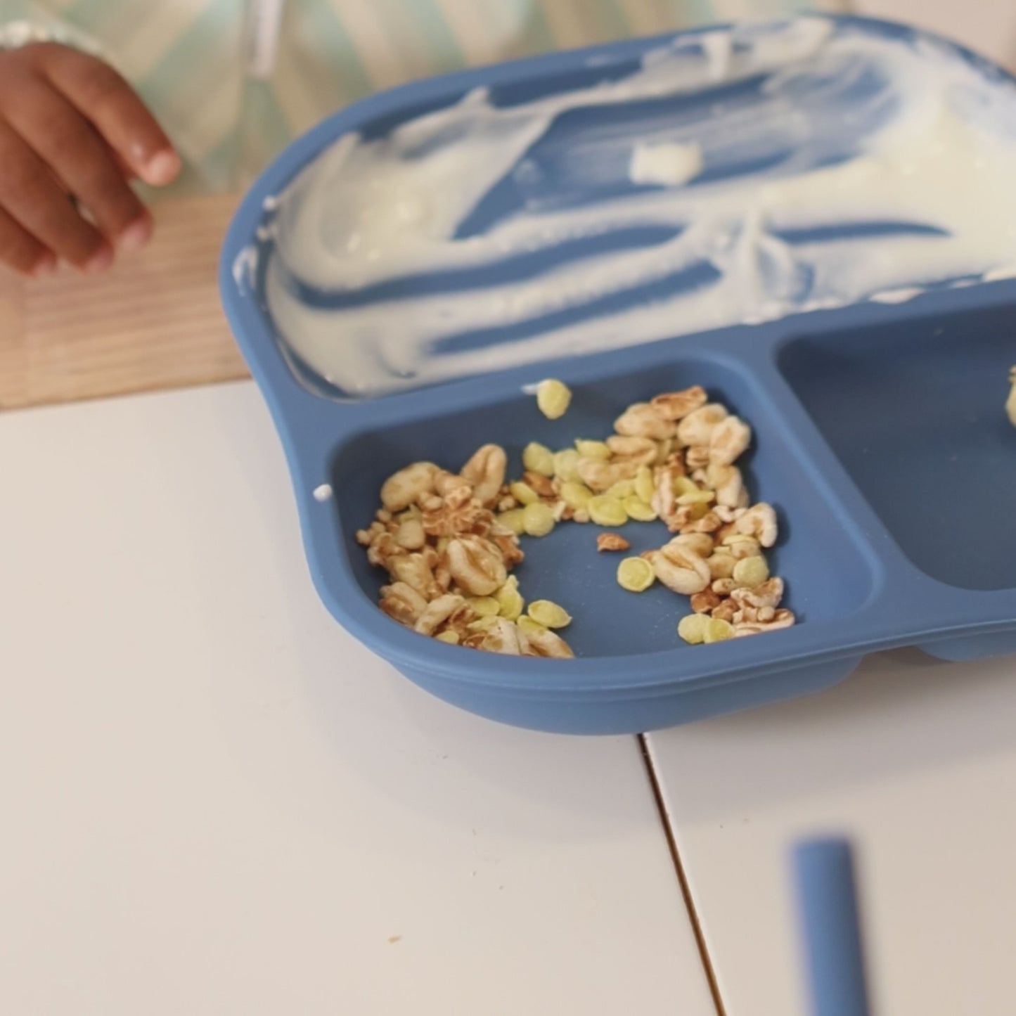 Ensemble de vaisselle Deluxe Dusty Blue en silicone biologique et bambou écologique