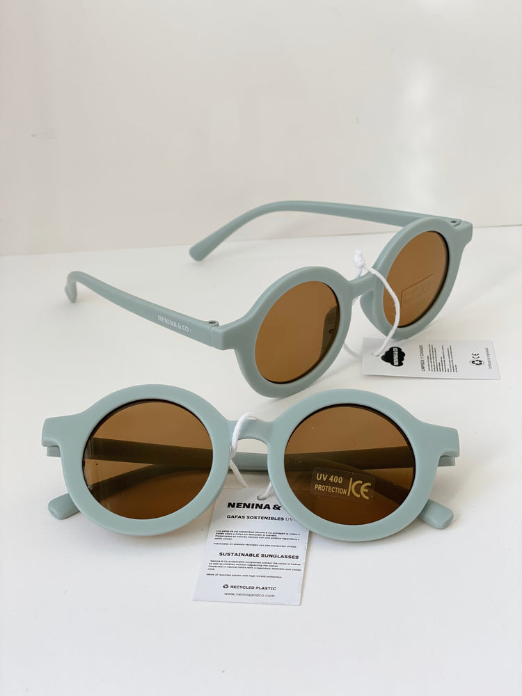 
                  
                    Óculos de sol azuis claros sustentáveis ​​Nenina &amp; Co 
                  
                