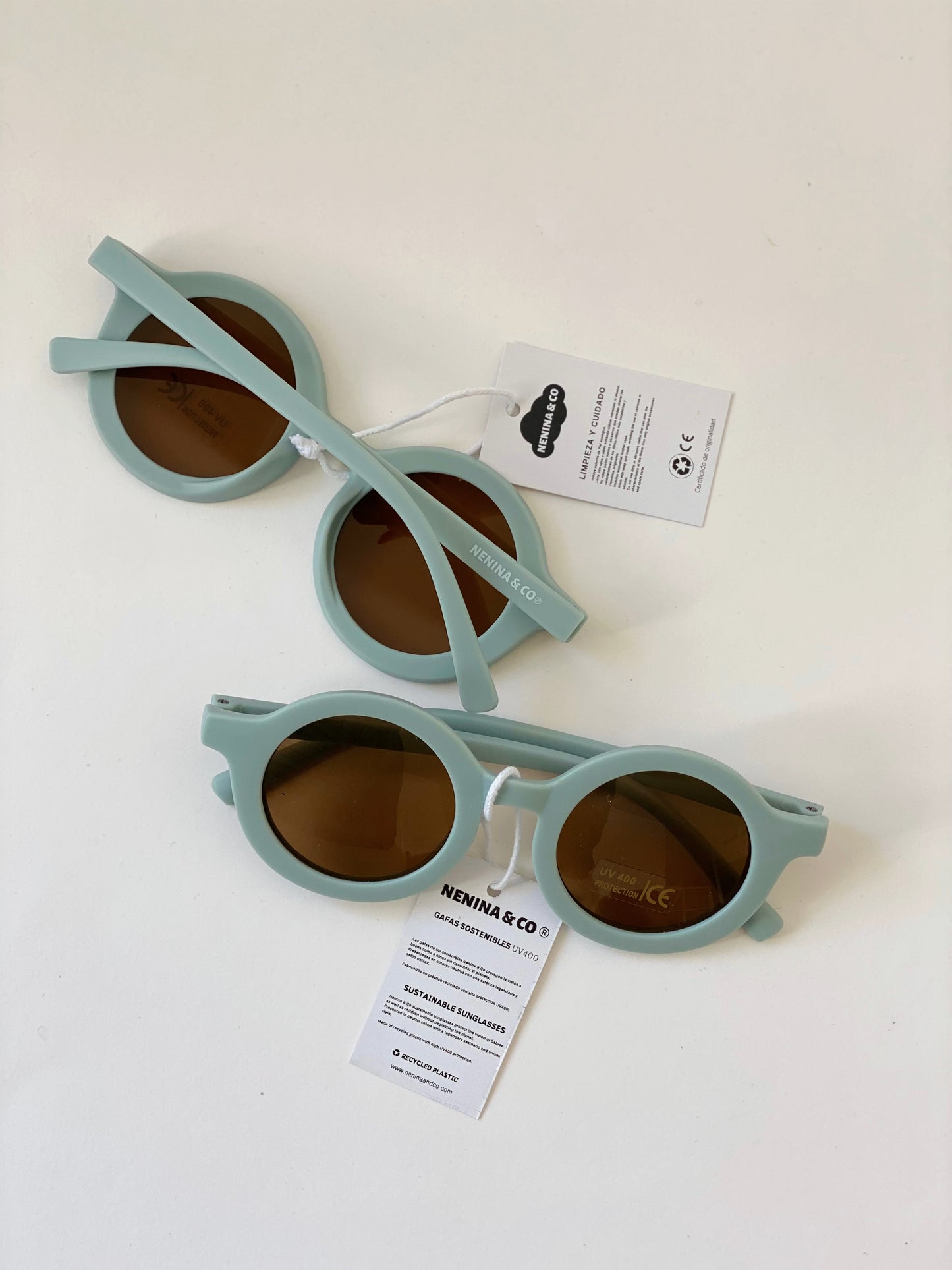 
                  
                    Óculos de sol azuis claros sustentáveis ​​Nenina &amp; Co 
                  
                