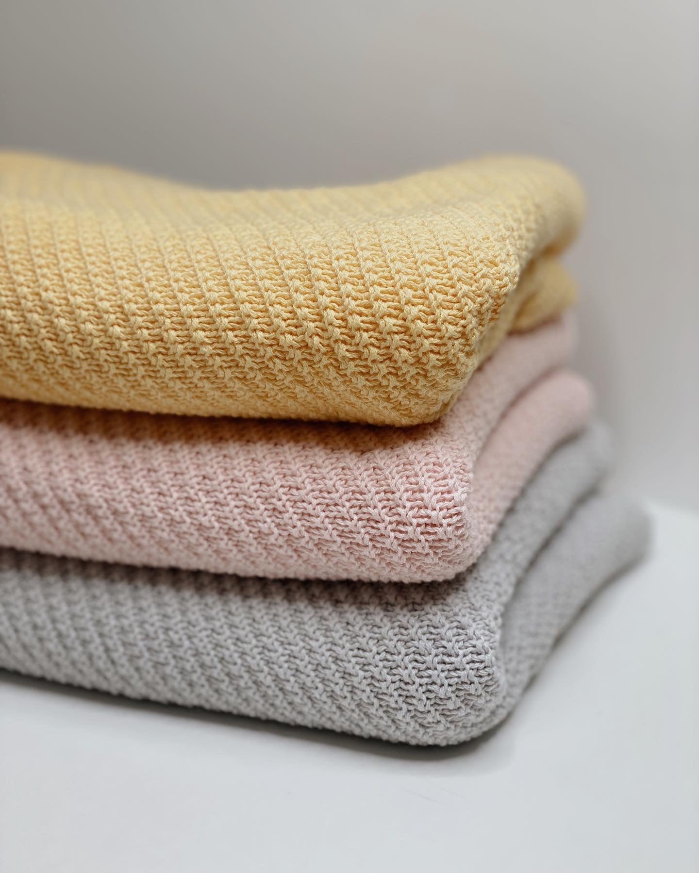 
                  
                    Cobertor de malha mostarda 100% algodão orgânico Nenina &amp; Co
                  
                