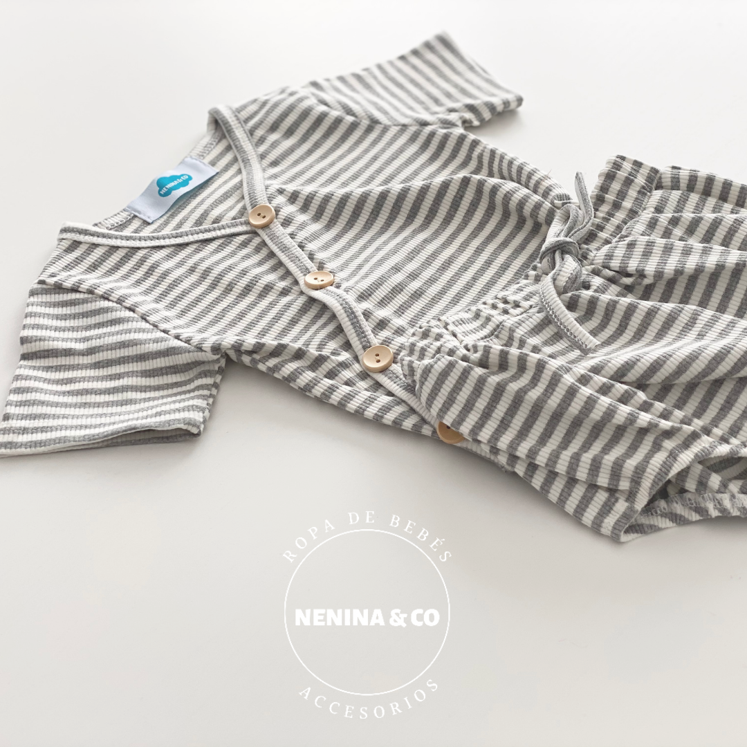 
                  
                    Conjunto de primeira roupa cinza com listras brancas Nenina &amp; Co
                  
                