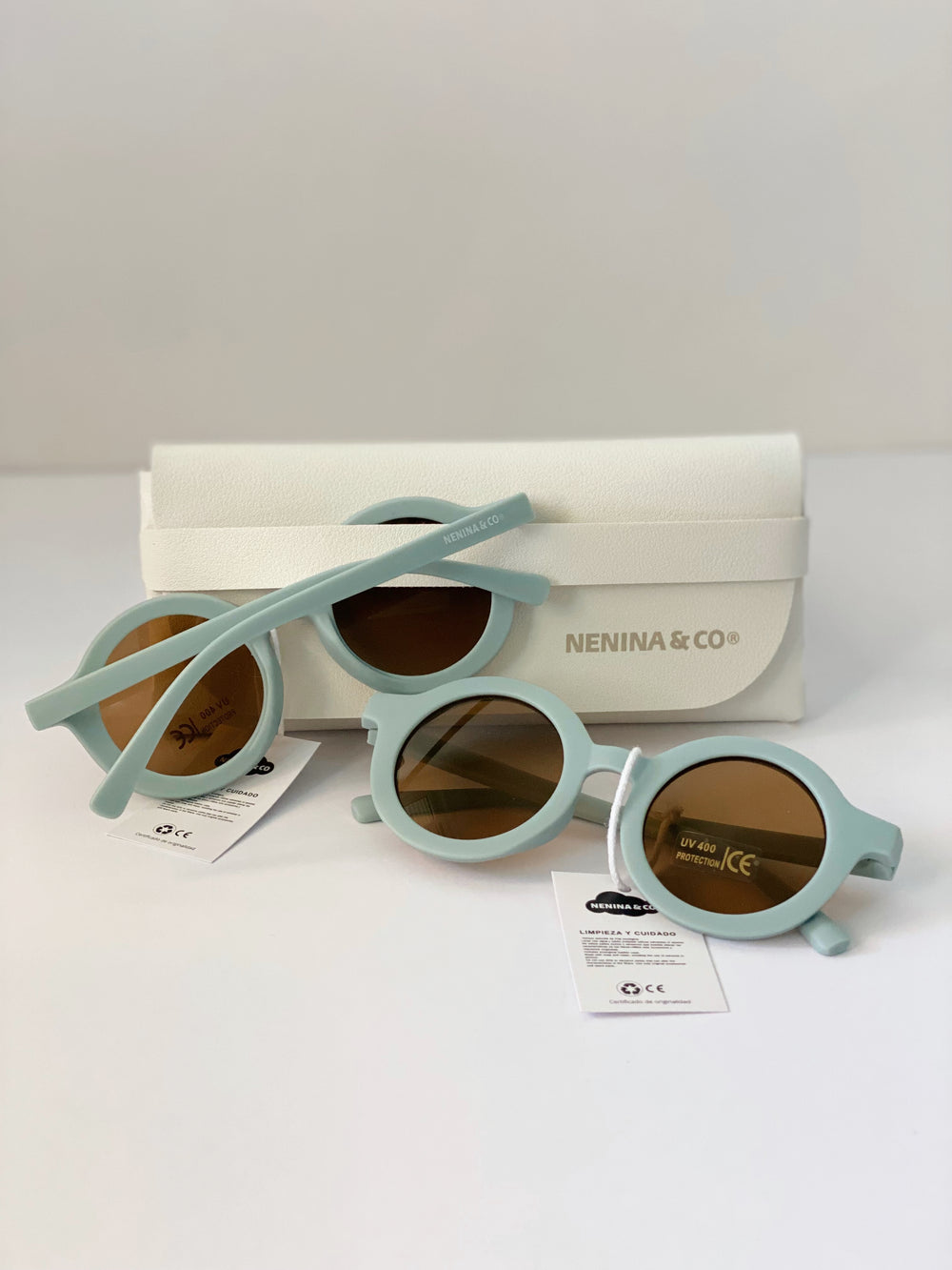 Óculos de sol azuis claros sustentáveis ​​Nenina & Co 